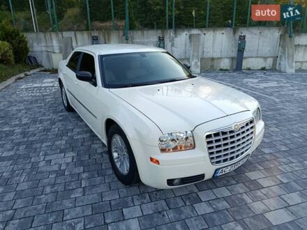 Белый Крайслер 300C, объемом двигателя 2.7 л и пробегом 320 тыс. км за 5750 $, фото 1 на Automoto.ua