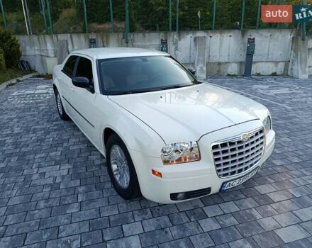 Белый Крайслер 300C, объемом двигателя 2.7 л и пробегом 320 тыс. км за 5750 $, фото 1 на Automoto.ua