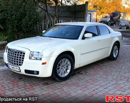 Белый Крайслер 300C, объемом двигателя 2.7 л и пробегом 200 тыс. км за 5100 $, фото 1 на Automoto.ua