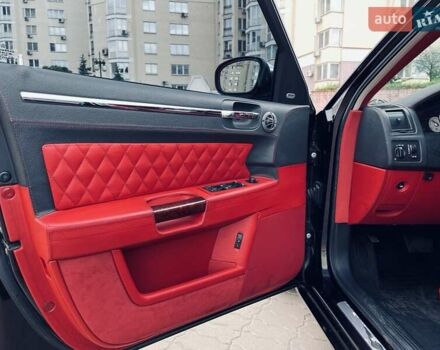 Черный Крайслер 300C, объемом двигателя 5.7 л и пробегом 77 тыс. км за 11500 $, фото 3 на Automoto.ua