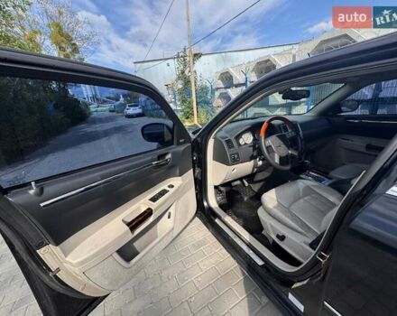 Черный Крайслер 300C, объемом двигателя 2.7 л и пробегом 320 тыс. км за 4500 $, фото 11 на Automoto.ua