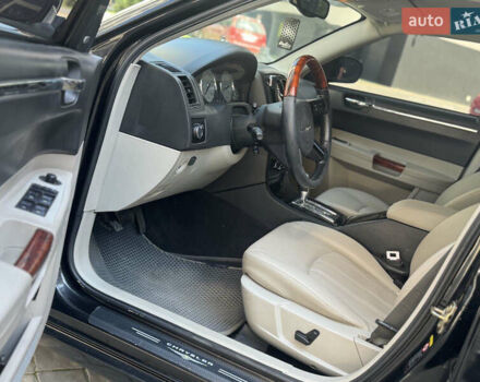 Чорний Крайслер 300C, об'ємом двигуна 2.74 л та пробігом 181 тис. км за 7500 $, фото 9 на Automoto.ua
