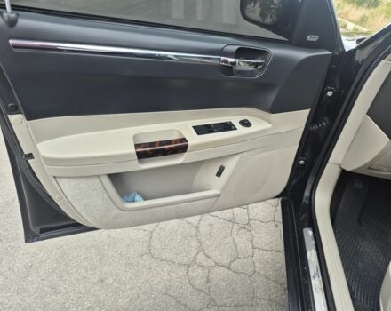 Чорний Крайслер 300C, об'ємом двигуна 2.7 л та пробігом 263 тис. км за 6856 $, фото 18 на Automoto.ua