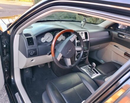 Черный Крайслер 300C, объемом двигателя 3.5 л и пробегом 202 тыс. км за 7593 $, фото 3 на Automoto.ua