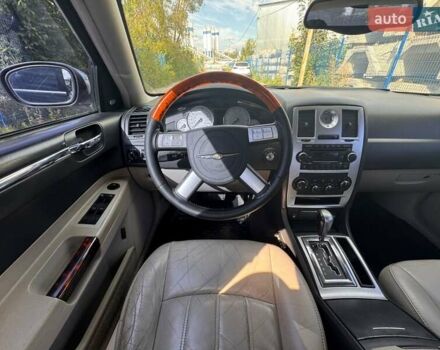 Черный Крайслер 300C, объемом двигателя 2.7 л и пробегом 320 тыс. км за 4500 $, фото 3 на Automoto.ua