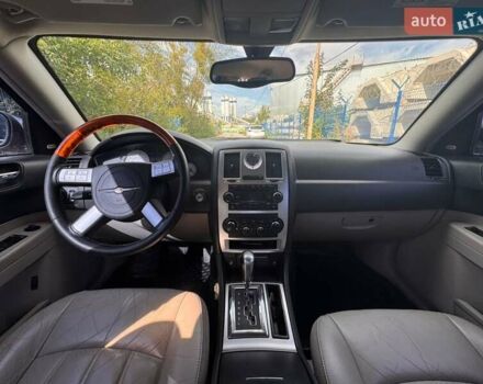 Черный Крайслер 300C, объемом двигателя 2.7 л и пробегом 320 тыс. км за 4500 $, фото 7 на Automoto.ua