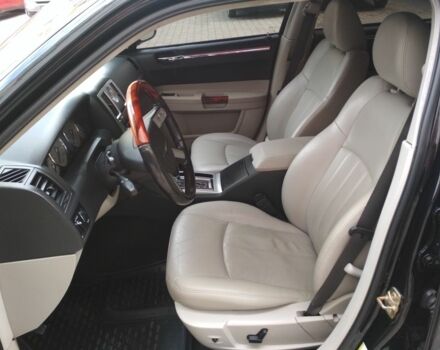 Черный Крайслер 300C, объемом двигателя 3 л и пробегом 282 тыс. км за 10500 $, фото 6 на Automoto.ua