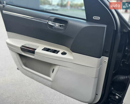 Черный Крайслер 300C, объемом двигателя 2.74 л и пробегом 220 тыс. км за 6450 $, фото 20 на Automoto.ua