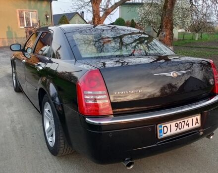 Черный Крайслер 300C, объемом двигателя 2.7 л и пробегом 300 тыс. км за 7488 $, фото 4 на Automoto.ua