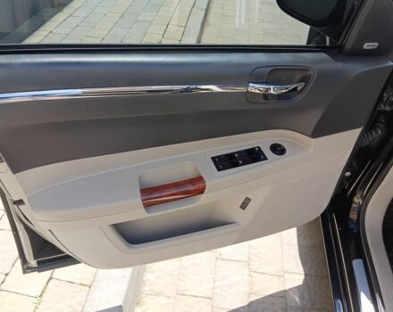 Черный Крайслер 300C, объемом двигателя 3 л и пробегом 282 тыс. км за 10500 $, фото 12 на Automoto.ua