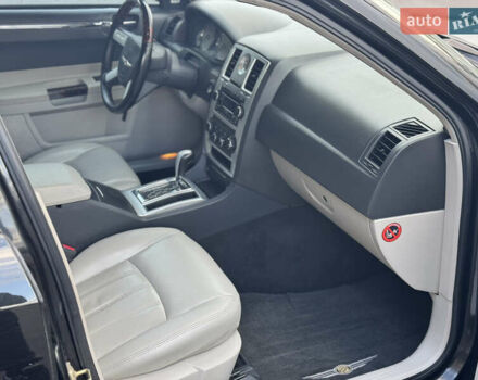 Черный Крайслер 300C, объемом двигателя 2.74 л и пробегом 220 тыс. км за 6450 $, фото 11 на Automoto.ua