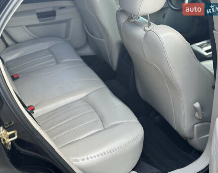 Черный Крайслер 300C, объемом двигателя 2.74 л и пробегом 220 тыс. км за 6450 $, фото 9 на Automoto.ua