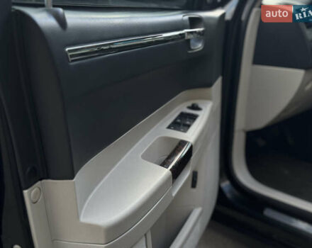 Черный Крайслер 300C, объемом двигателя 2.74 л и пробегом 220 тыс. км за 6450 $, фото 14 на Automoto.ua