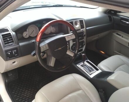 Черный Крайслер 300C, объемом двигателя 3 л и пробегом 282 тыс. км за 10500 $, фото 7 на Automoto.ua