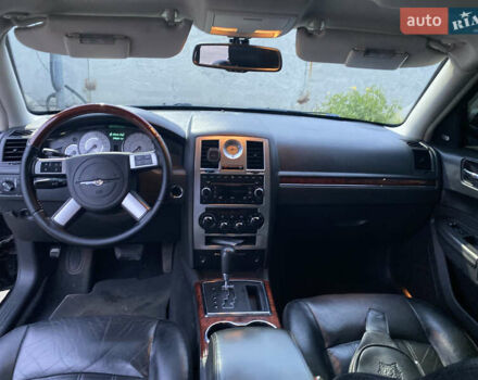 Черный Крайслер 300C, объемом двигателя 3.5 л и пробегом 251 тыс. км за 8800 $, фото 11 на Automoto.ua