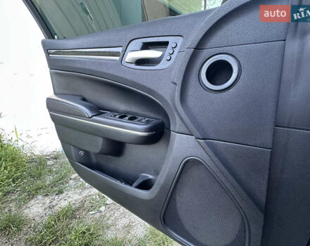 Черный Крайслер 300C, объемом двигателя 3.6 л и пробегом 220 тыс. км за 12900 $, фото 17 на Automoto.ua