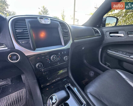 Черный Крайслер 300C, объемом двигателя 3.6 л и пробегом 220 тыс. км за 12900 $, фото 16 на Automoto.ua