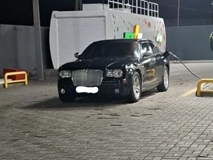 Черный Крайслер 300C, объемом двигателя 0 л и пробегом 300 тыс. км за 8113 $, фото 1 на Automoto.ua