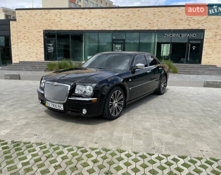 Черный Крайслер 300C, объемом двигателя 2.7 л и пробегом 270 тыс. км за 9500 $, фото 1 на Automoto.ua