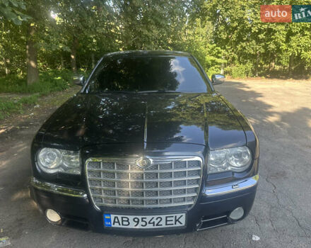Черный Крайслер 300C, объемом двигателя 5.65 л и пробегом 140 тыс. км за 9999 $, фото 1 на Automoto.ua