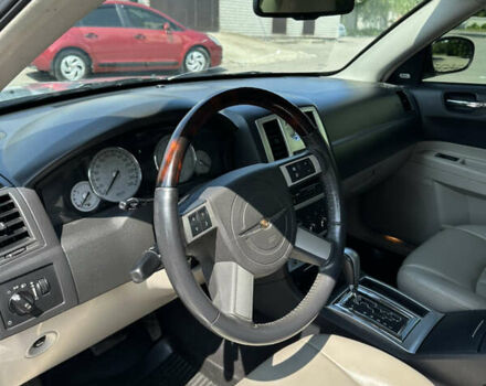 Серый Крайслер 300C, объемом двигателя 0 л и пробегом 173 тыс. км за 8800 $, фото 6 на Automoto.ua