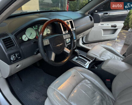Серый Крайслер 300C, объемом двигателя 2.74 л и пробегом 398 тыс. км за 4950 $, фото 38 на Automoto.ua