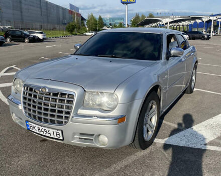 Серый Крайслер 300C, объемом двигателя 2.74 л и пробегом 400 тыс. км за 6100 $, фото 1 на Automoto.ua