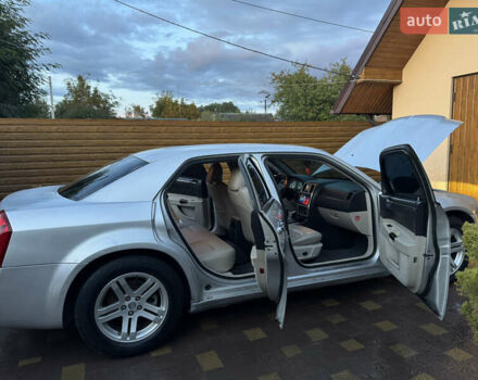 Серый Крайслер 300C, объемом двигателя 2.74 л и пробегом 398 тыс. км за 4950 $, фото 26 на Automoto.ua