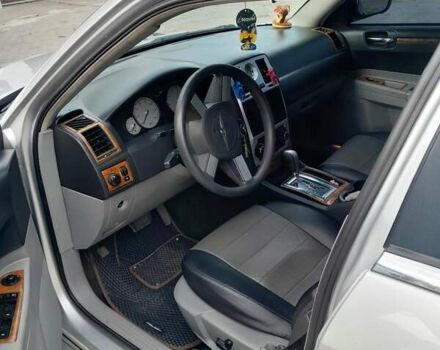 Серый Крайслер 300C, объемом двигателя 2.74 л и пробегом 139 тыс. км за 4900 $, фото 8 на Automoto.ua
