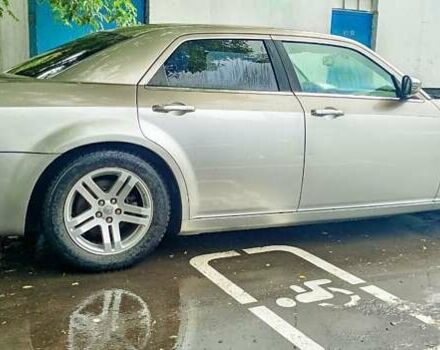 Серый Крайслер 300C, объемом двигателя 2.7 л и пробегом 155 тыс. км за 7999 $, фото 6 на Automoto.ua