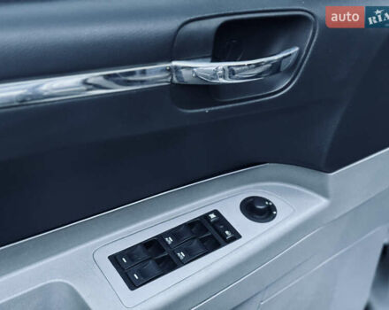 Сірий Крайслер 300C, об'ємом двигуна 3 л та пробігом 280 тис. км за 6000 $, фото 16 на Automoto.ua