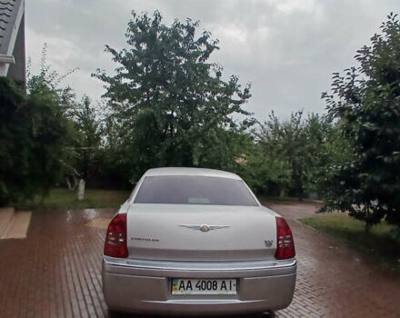 Серый Крайслер 300C, объемом двигателя 2.7 л и пробегом 219 тыс. км за 6000 $, фото 1 на Automoto.ua