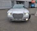 Серый Крайслер 300C, объемом двигателя 2.7 л и пробегом 219 тыс. км за 6500 $, фото 1 на Automoto.ua