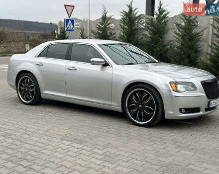 Серый Крайслер 300C, объемом двигателя 5.65 л и пробегом 161 тыс. км за 14800 $, фото 2 на Automoto.ua