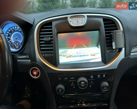 Серый Крайслер 300C, объемом двигателя 5.65 л и пробегом 161 тыс. км за 14800 $, фото 29 на Automoto.ua