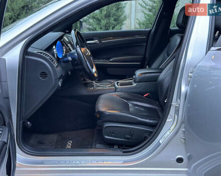 Серый Крайслер 300C, объемом двигателя 5.65 л и пробегом 161 тыс. км за 14800 $, фото 19 на Automoto.ua