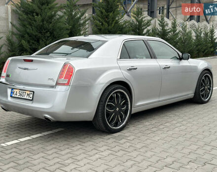 Серый Крайслер 300C, объемом двигателя 5.65 л и пробегом 161 тыс. км за 14800 $, фото 3 на Automoto.ua