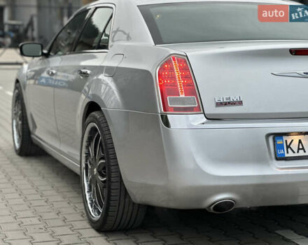 Серый Крайслер 300C, объемом двигателя 5.65 л и пробегом 161 тыс. км за 14800 $, фото 15 на Automoto.ua