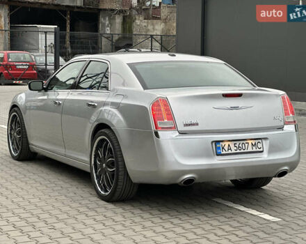 Серый Крайслер 300C, объемом двигателя 5.65 л и пробегом 161 тыс. км за 14800 $, фото 5 на Automoto.ua