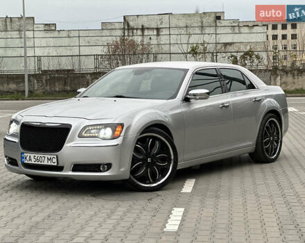 Серый Крайслер 300C, объемом двигателя 5.65 л и пробегом 161 тыс. км за 14800 $, фото 10 на Automoto.ua