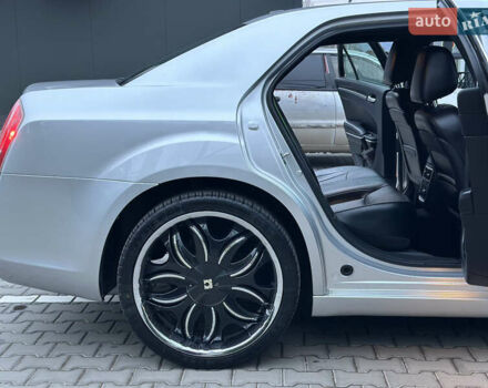 Серый Крайслер 300C, объемом двигателя 5.65 л и пробегом 161 тыс. км за 14800 $, фото 22 на Automoto.ua