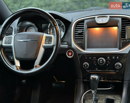 Серый Крайслер 300C, объемом двигателя 5.65 л и пробегом 161 тыс. км за 14800 $, фото 27 на Automoto.ua