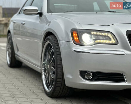 Серый Крайслер 300C, объемом двигателя 5.65 л и пробегом 161 тыс. км за 14800 $, фото 13 на Automoto.ua