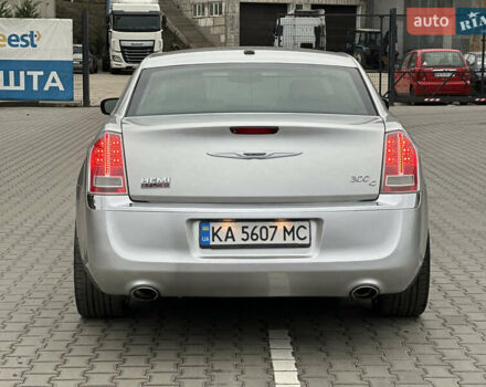 Серый Крайслер 300C, объемом двигателя 5.65 л и пробегом 161 тыс. км за 14800 $, фото 4 на Automoto.ua