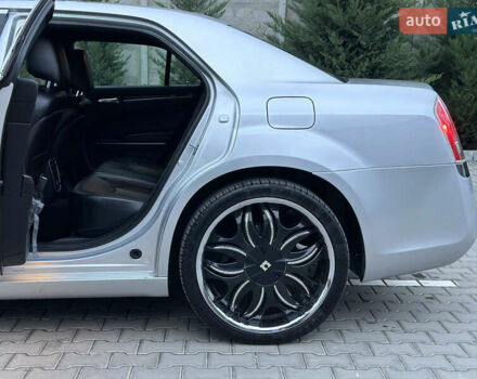 Серый Крайслер 300C, объемом двигателя 5.65 л и пробегом 161 тыс. км за 14800 $, фото 20 на Automoto.ua