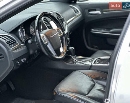 Серый Крайслер 300C, объемом двигателя 5.65 л и пробегом 161 тыс. км за 14800 $, фото 23 на Automoto.ua