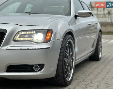 Серый Крайслер 300C, объемом двигателя 5.65 л и пробегом 161 тыс. км за 14800 $, фото 16 на Automoto.ua