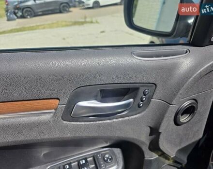 Серый Крайслер 300C, объемом двигателя 5.65 л и пробегом 170 тыс. км за 37000 $, фото 9 на Automoto.ua