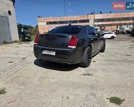 Серый Крайслер 300C, объемом двигателя 5.65 л и пробегом 170 тыс. км за 37000 $, фото 6 на Automoto.ua