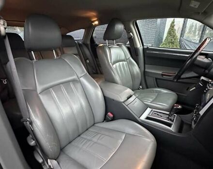 Серый Крайслер 300C, объемом двигателя 5.65 л и пробегом 328 тыс. км за 8999 $, фото 34 на Automoto.ua